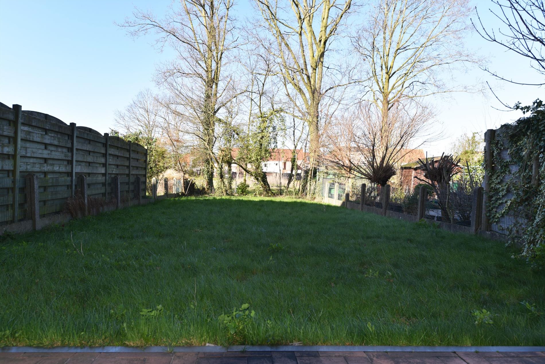 Op te frissen woning met 3 slpks, garage en tuin gelegen te Eeklo 