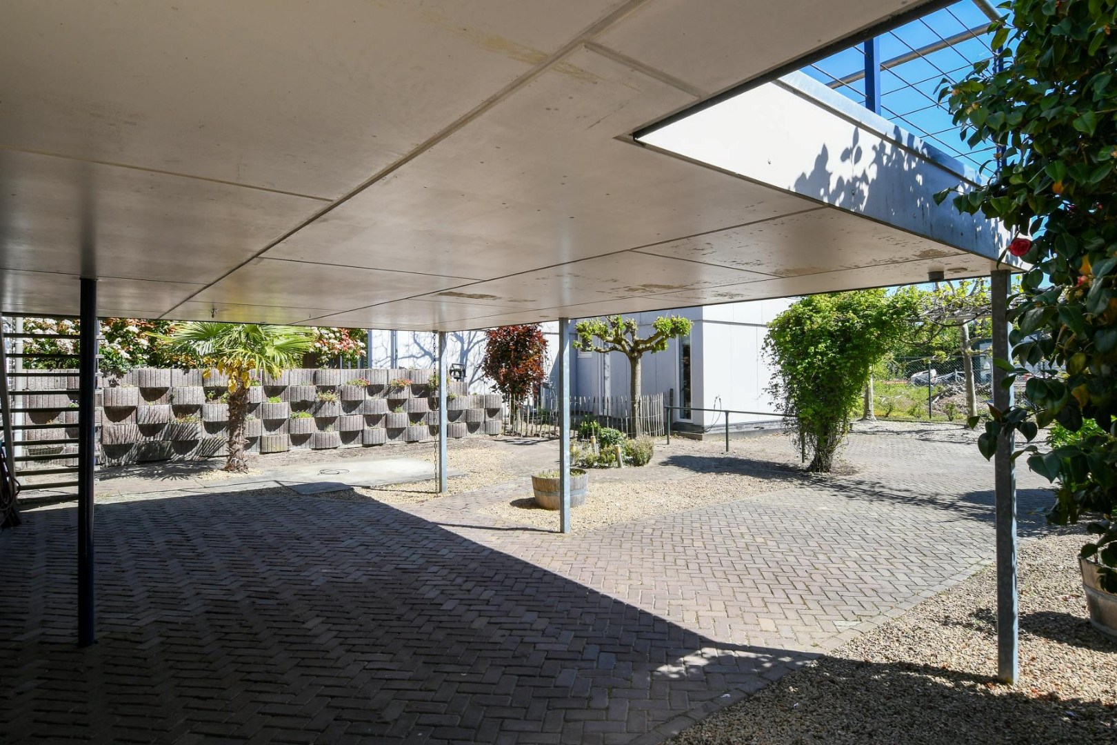 Verrassend ruime levensloopbestendige woning met vier slaapkamers, terras en souterrain met ruime hobbyruimte en inpandige garage. 