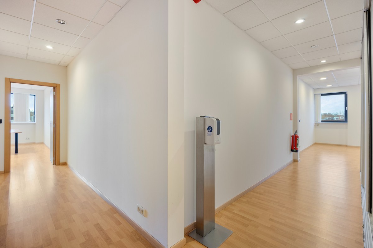 Kantoor te koop in het industriepark te Haasrode/Heverlee met 14 parkings - opp. 626 m² - verkoop van aandelen 