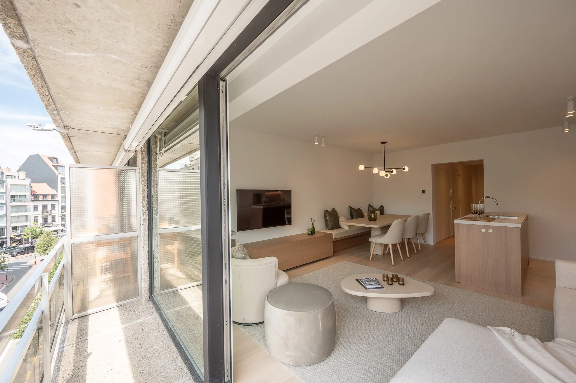 Top gerenoveerd 3-slaapkamerappartement  – tussen Dumortierlaan en Lippenslaan. 