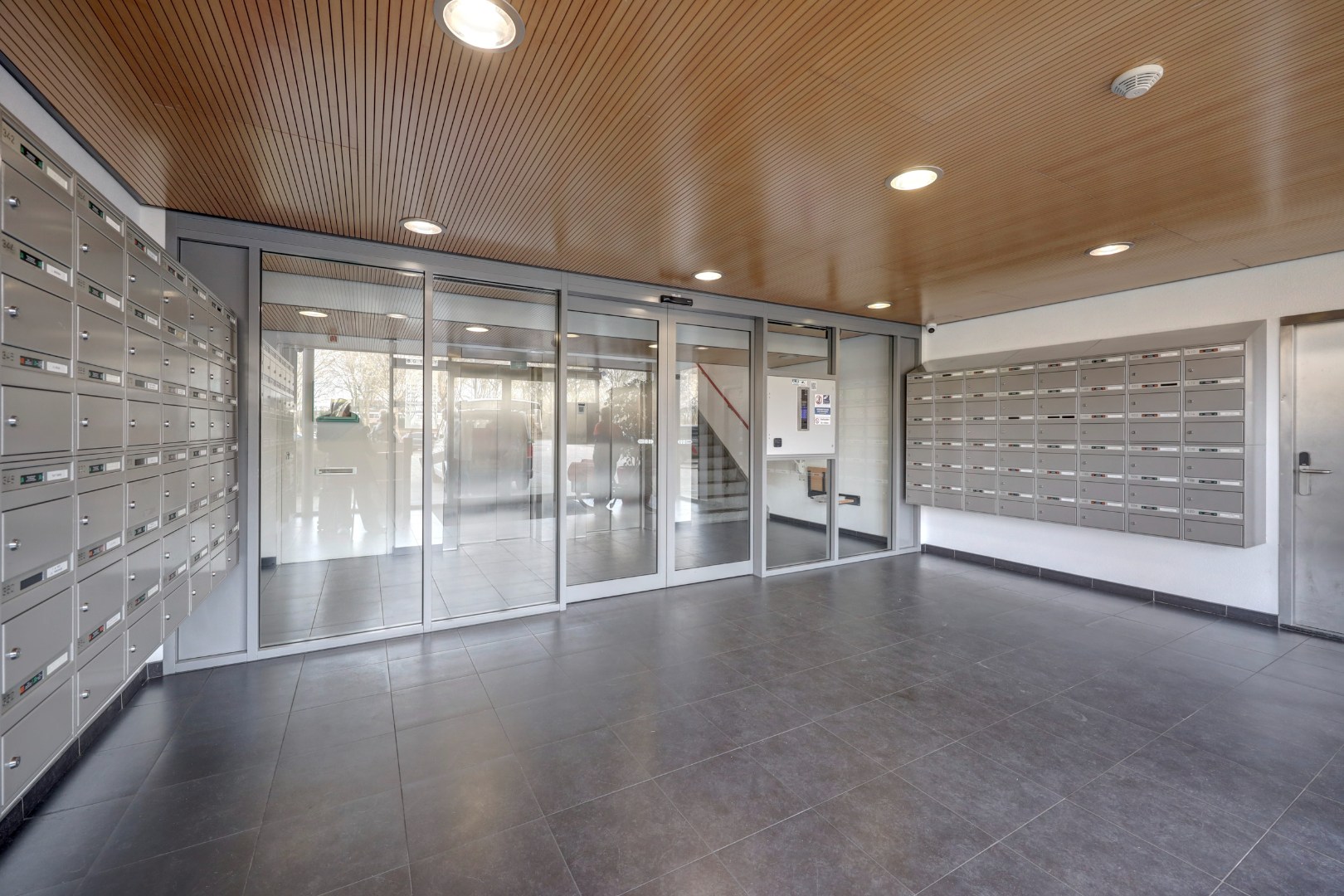 Dit lichte 4-kamer appartement op de 4e verdieping, met 3 slaapkamers, keurige keuken, balkon op het zuiden en berging in de onderbouw is gelegen in de populaire wijk "Ommoord". 