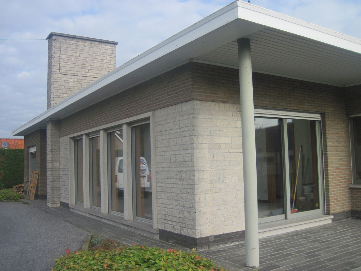 Degelijke gelijkvloerse woning. 