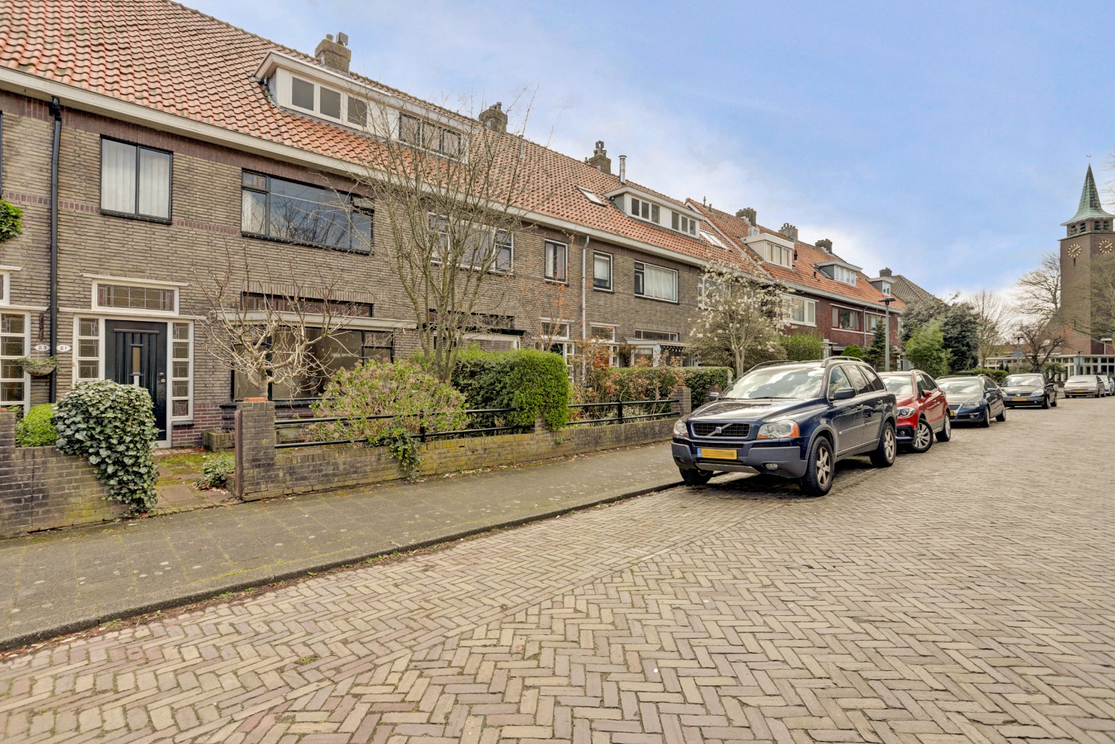 Unieke kans?! Zelf transformeren vanuit de vorige eeuw naar uw eigen hedendaagse smaak, dat kan met deze 5-kamer tussenwoning met 20m diepe tuin! 