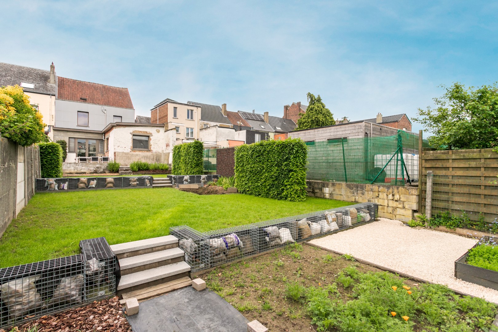 Deels gerenoveerde woning met tuin en garage op gunstige ligging te Halle 