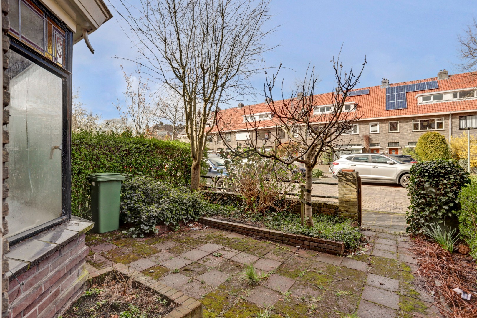 Unieke kans?! Zelf transformeren vanuit de vorige eeuw naar uw eigen hedendaagse smaak, dat kan met deze 5-kamer tussenwoning met 20m diepe tuin! 