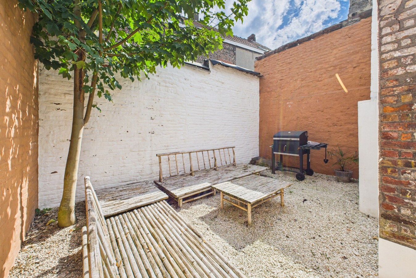 Charmant en volledig gerenoveerd herenhuis met stadstuin nabij het centrum ! 