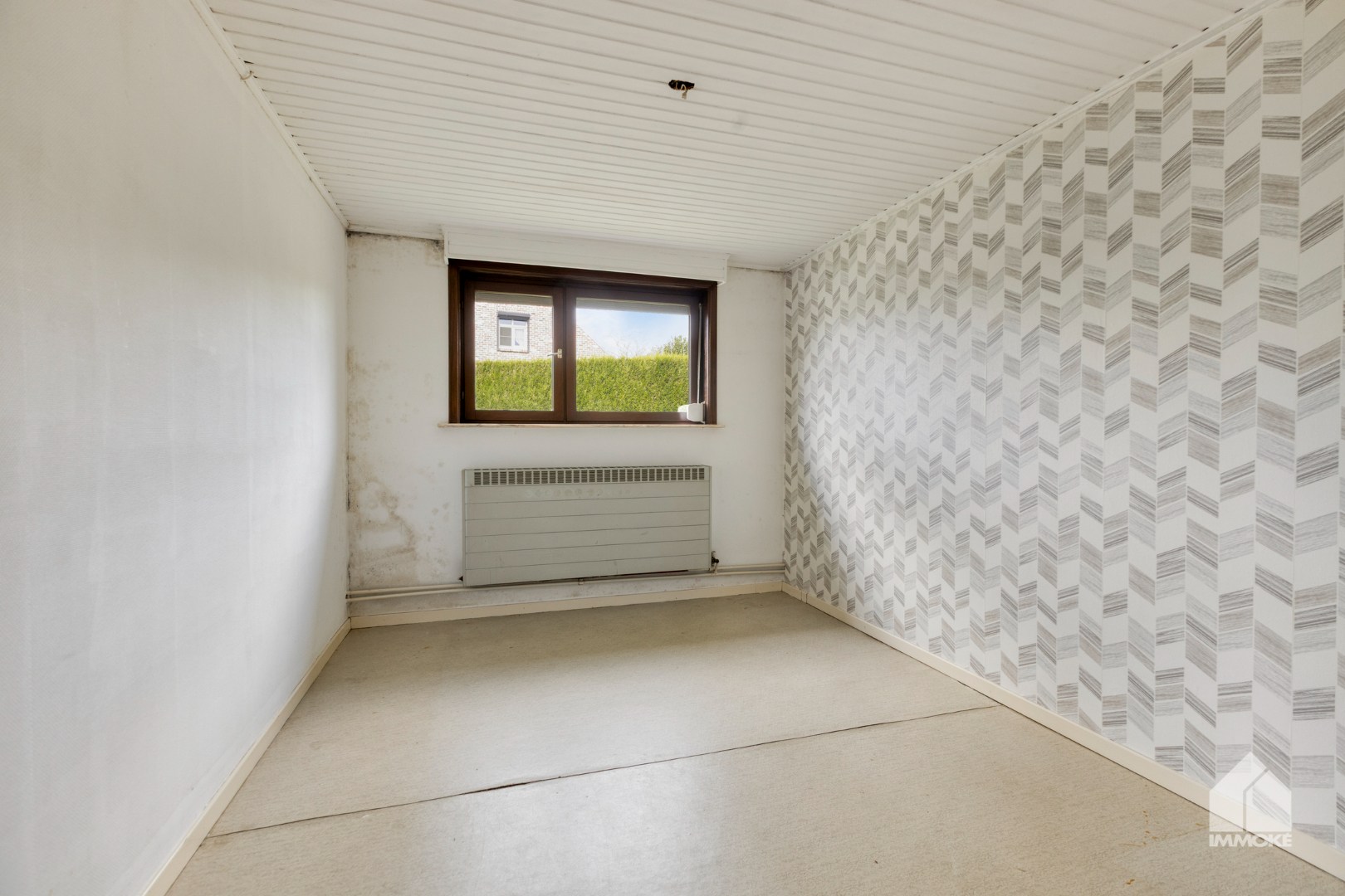 Te renoveren woning op 8a 40ca met 3 slpk en vrijstaande garage. 