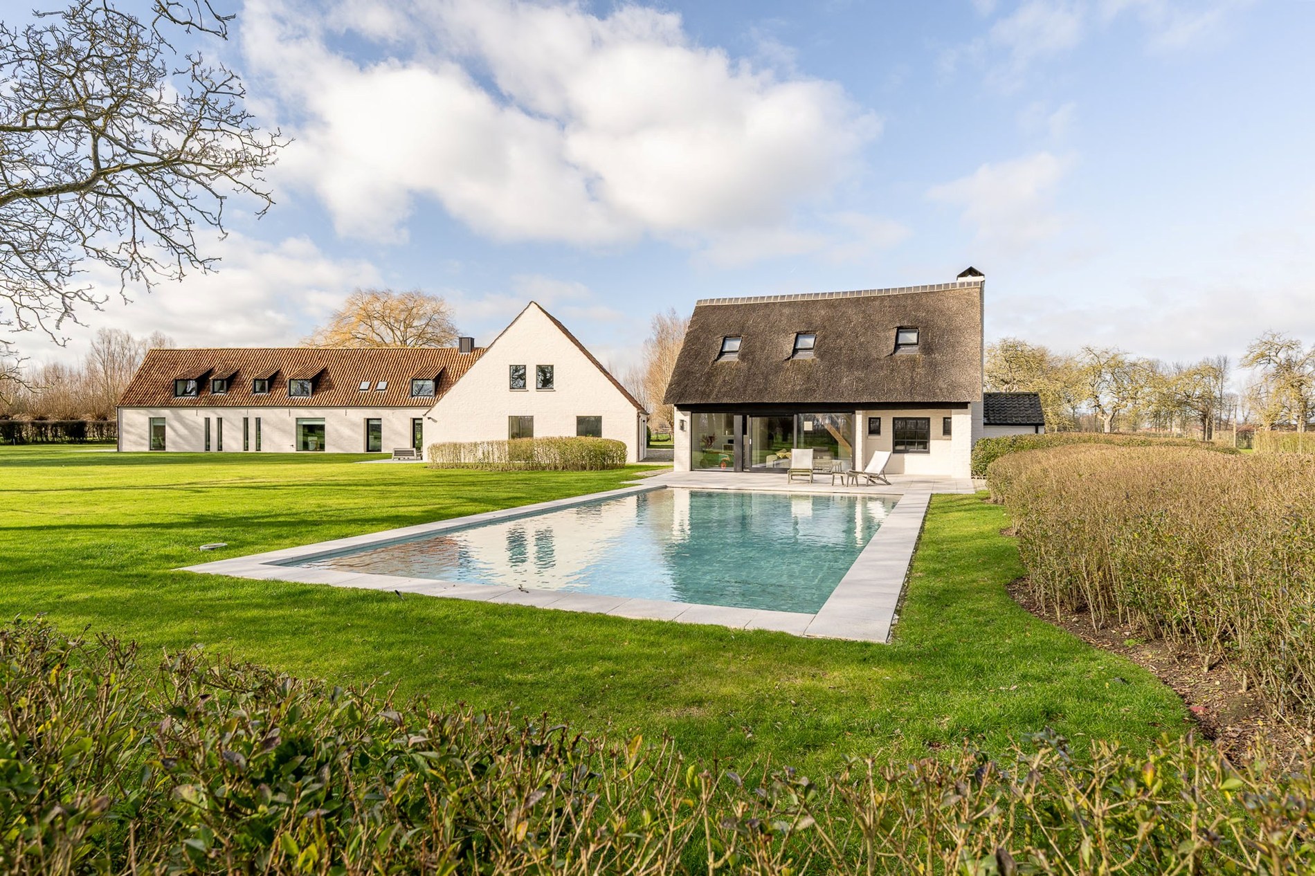 OPENDEURDAG Zaterdag 02/05 - 10u30 - 12u30 (Pereboomstraat 1 te Damme) : Uitzonderlijk gerenoveerde Hoeve met bijhuis op een domein van 1,5 hectare 