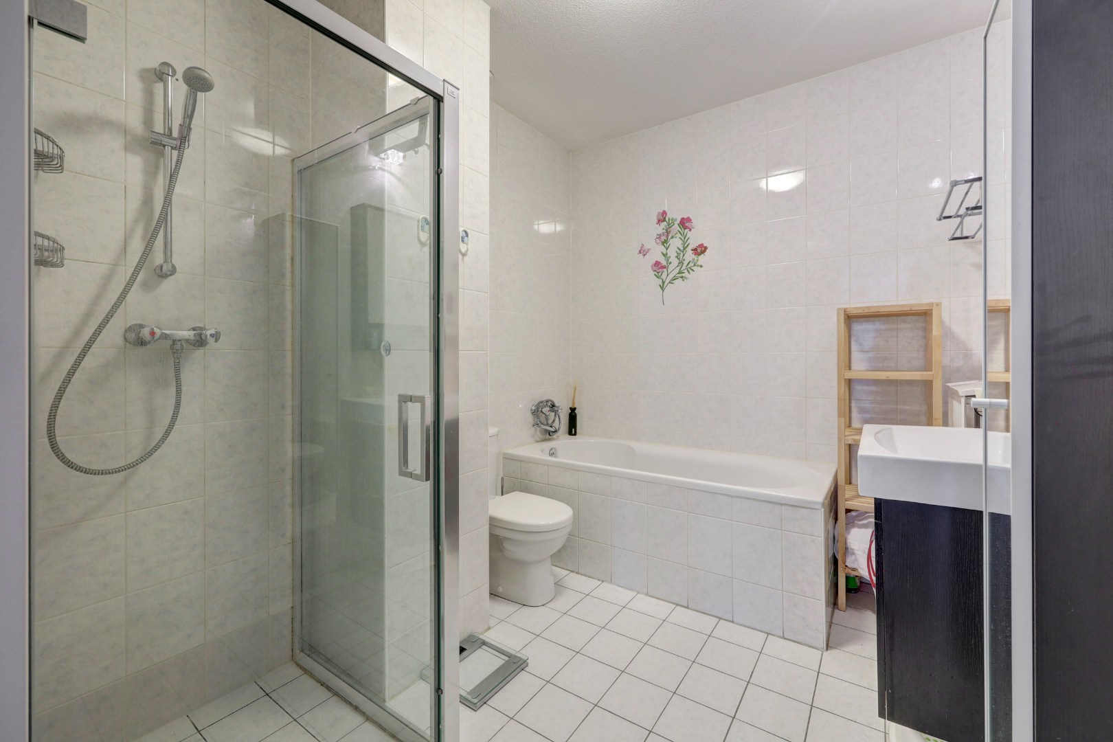 Goed onderhouden 4-kamer eengezinswoning met 3 goede slaapkamers (optie tot creëren 4e slaapkamer), ruime badkamer, onderhoudsvriendelijke tuin en gelegen op eigen grond! 
