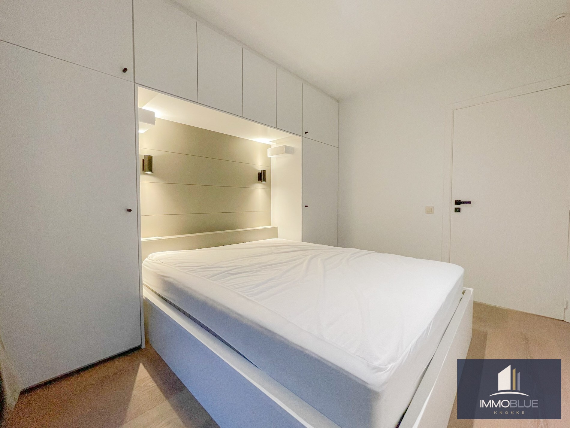 Appartement entièrement rénové, situé à deux pas de la mer. 