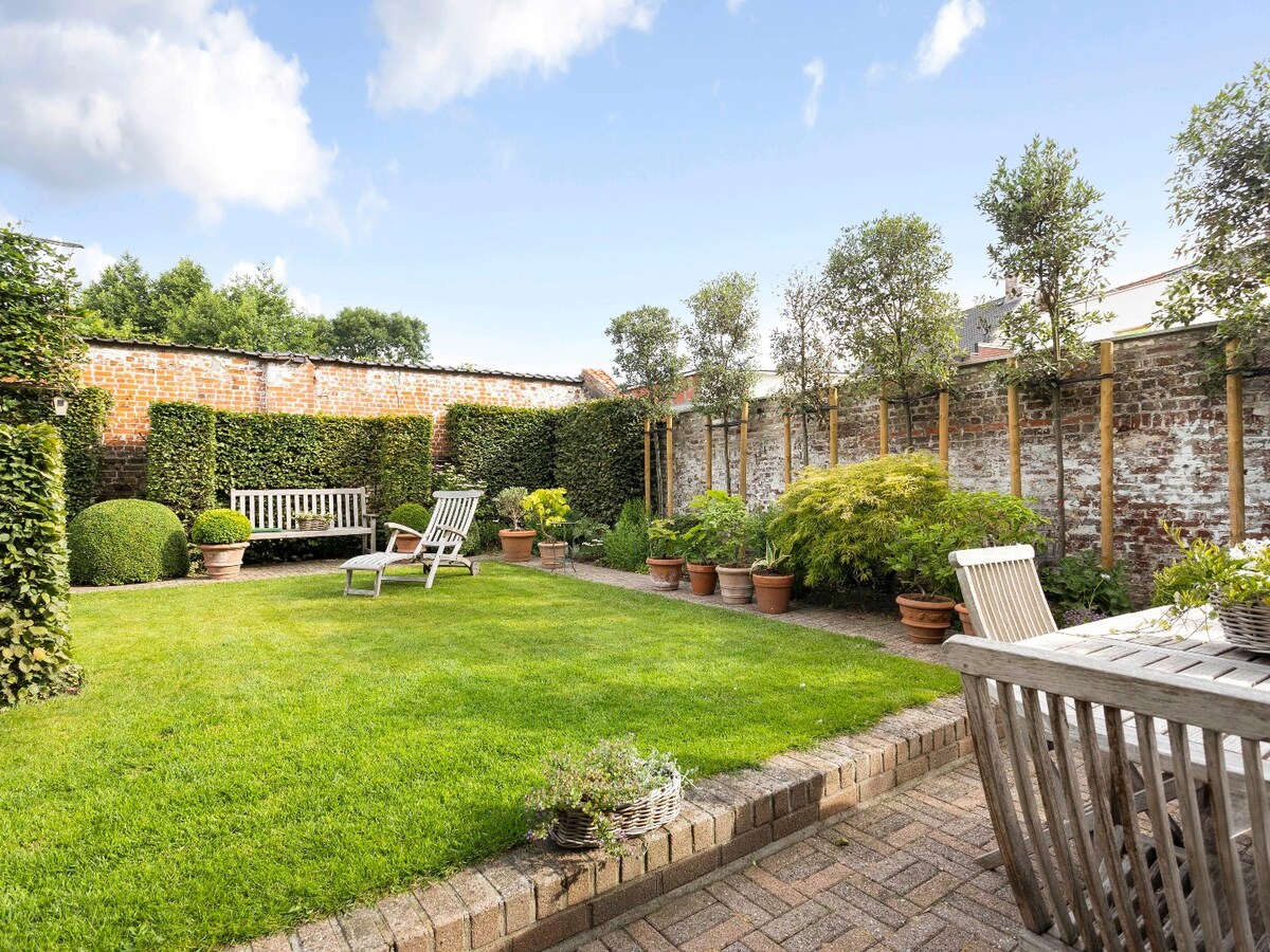 Charmant handelspand met woonst op de markt in Kruishoutem 