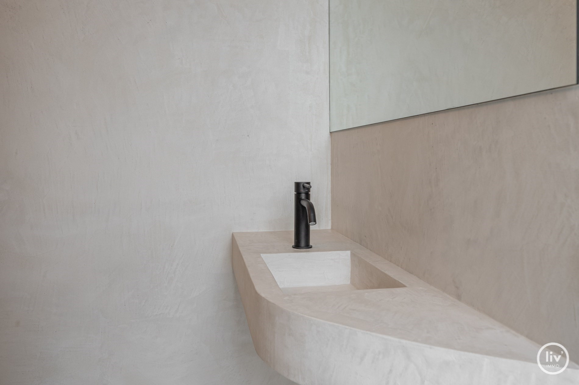 Superbe appartement en duplex magnifiquement rénové avec une spacieuse terrasse orientée vers l'ouest, situé sur la Lippenslaan à Knokke. 