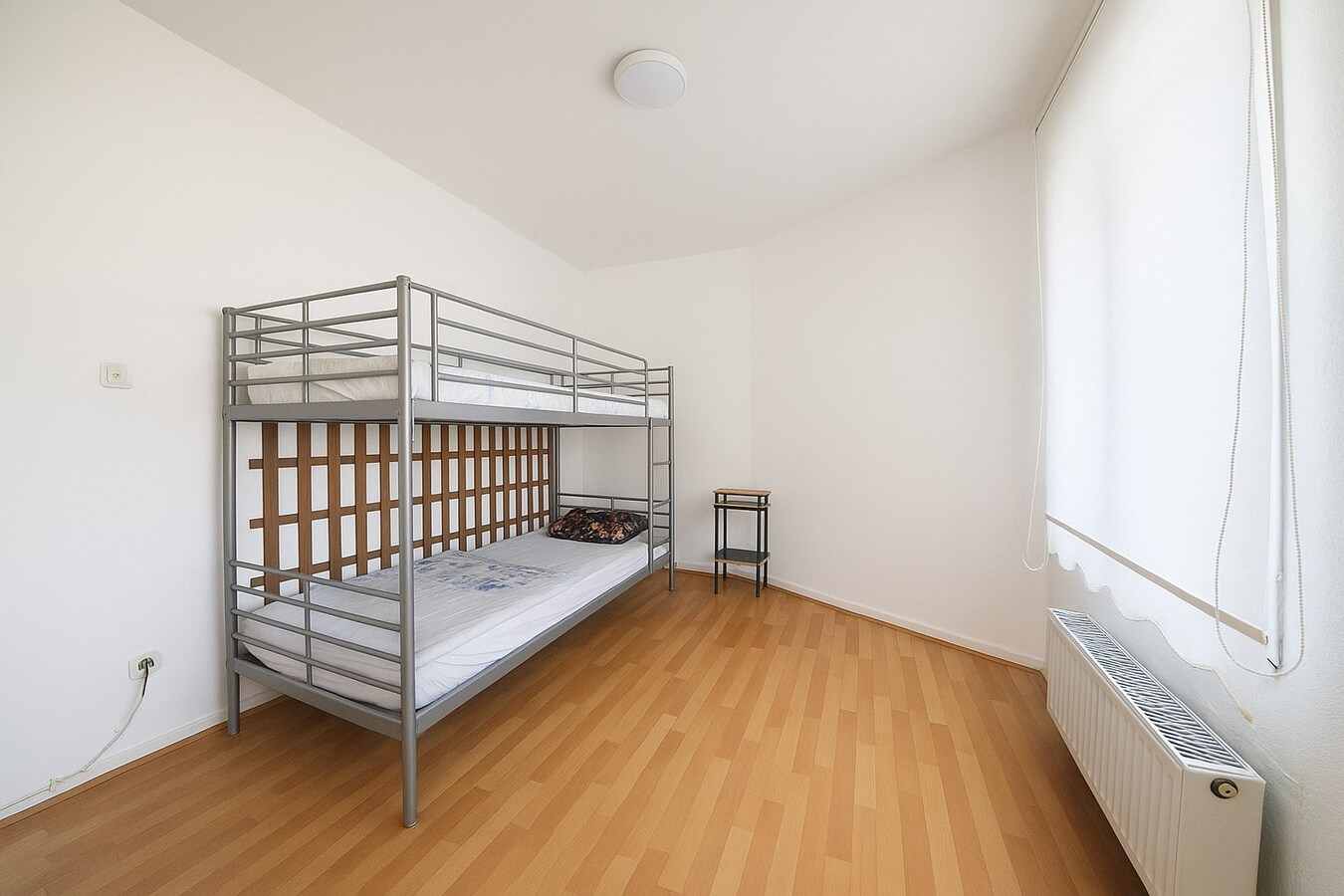 Te koop in Sint-Niklaas: ruime halfopen bebouwing met 4 slaapkamers, dubbele oprit en een grote, uitgestrekte zuidgerichte tuin – ideaal voor gezinnen! 