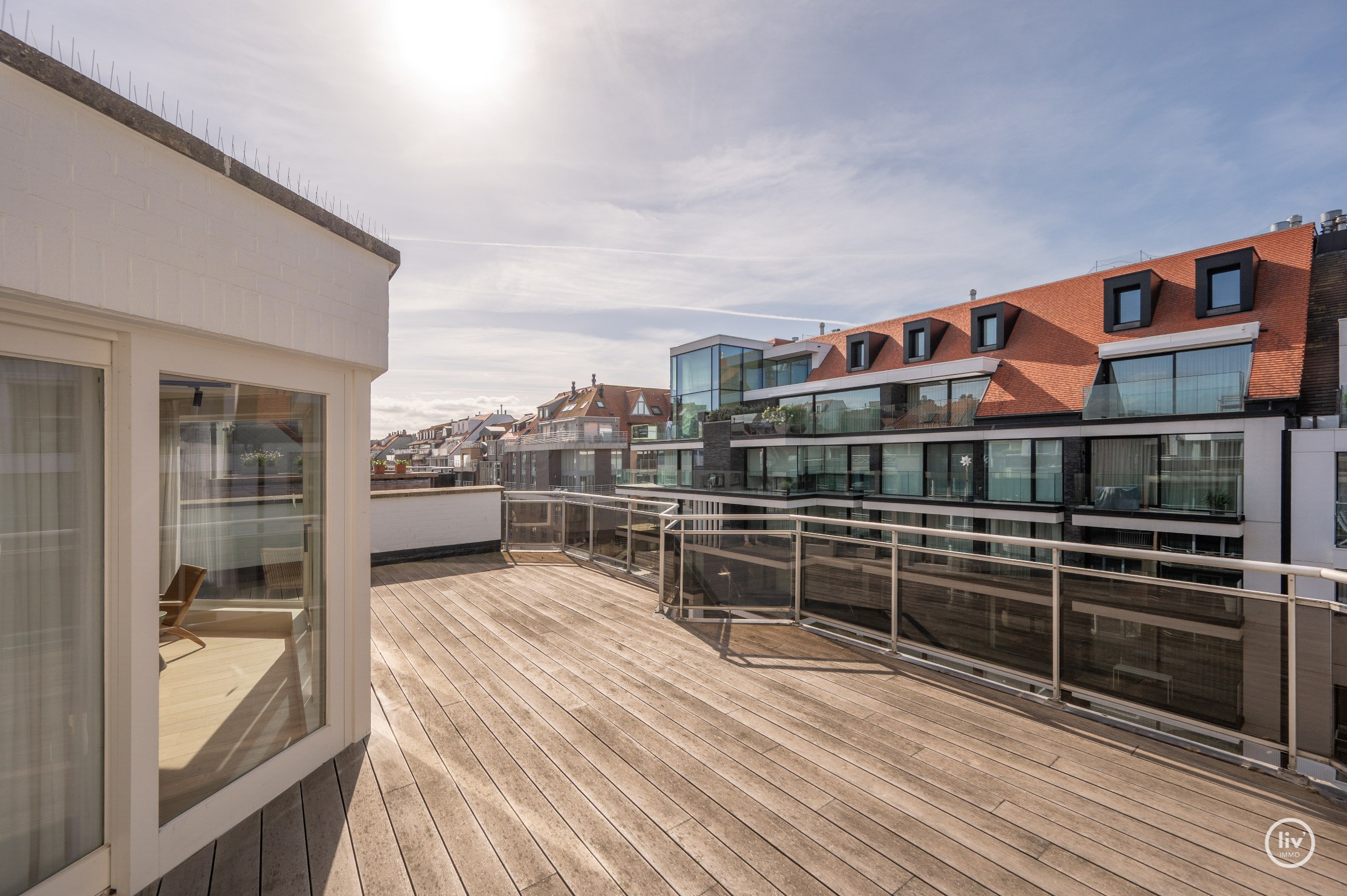 Parchtig afgewerkte penthouse met magnifieke terrassen van +/-40m2 en 3 ruime slaapkamers te Leopoldlaan gelegen. 