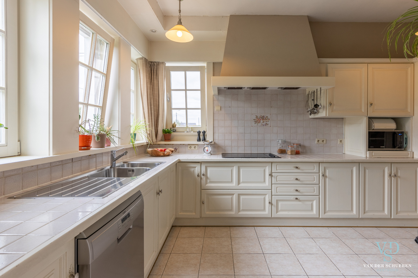 Authentiek landhuis met 5 ruime slaapkamers én gelijkvloers bureau. 