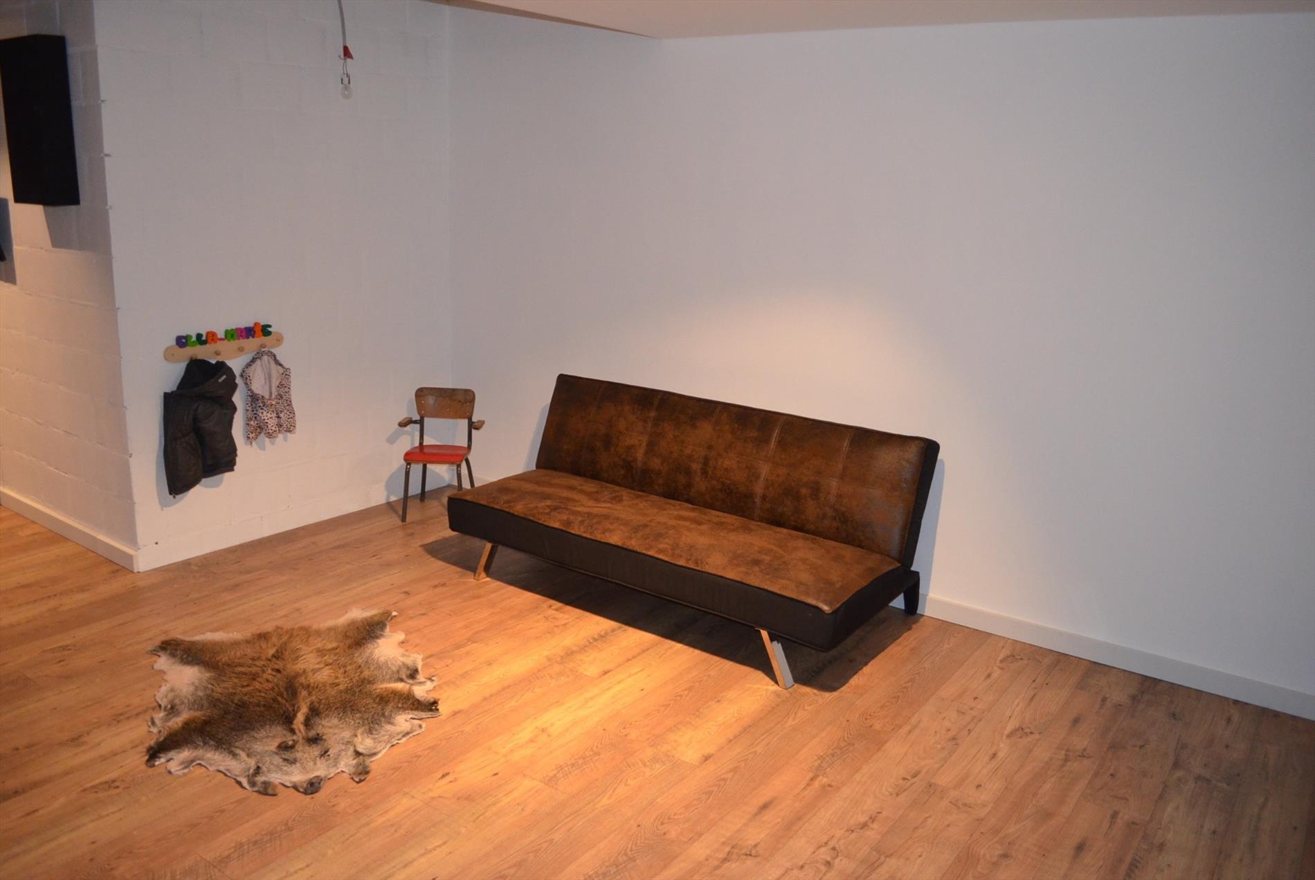 Magazijn (+/- 650m²), nieuwbouw duplex loft en bureau op 921m² goed gelegen te Maldegem 