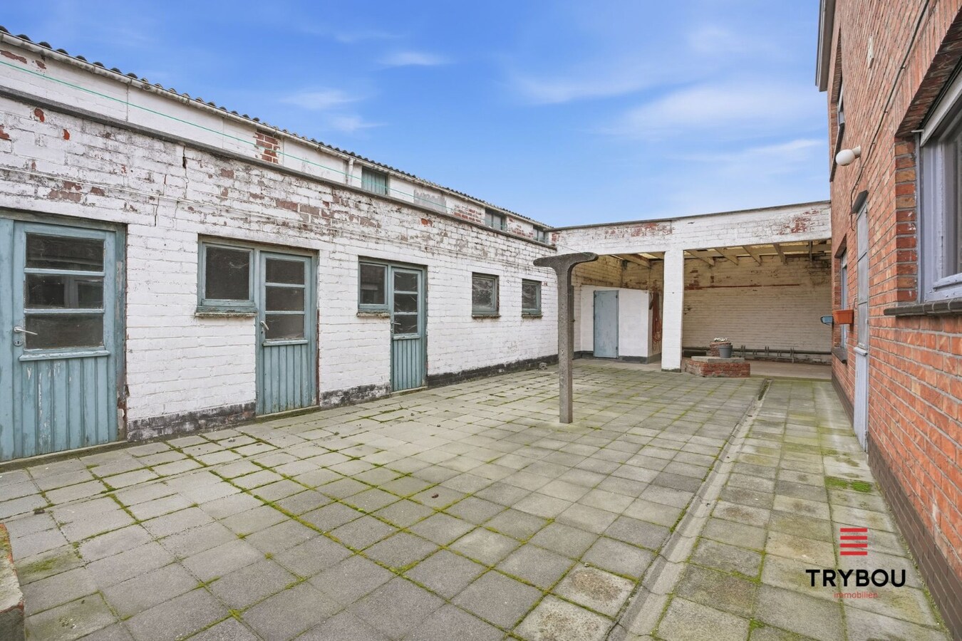 Woning met ruimte en veel mogelijkheden te koop in Zarren! 