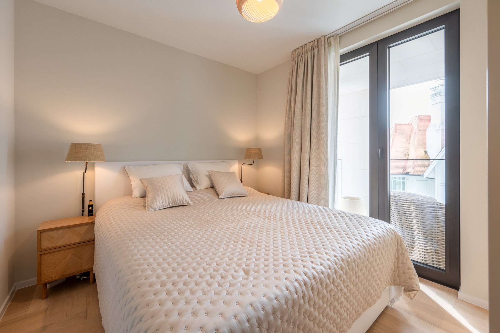 Au deuxième étage de la résidence exclusive Triangle Vert, un bâtiment inspiré de l'emblématique Flat Iron à New York, vous trouverez cet appartement d'angle exceptionnel. 
