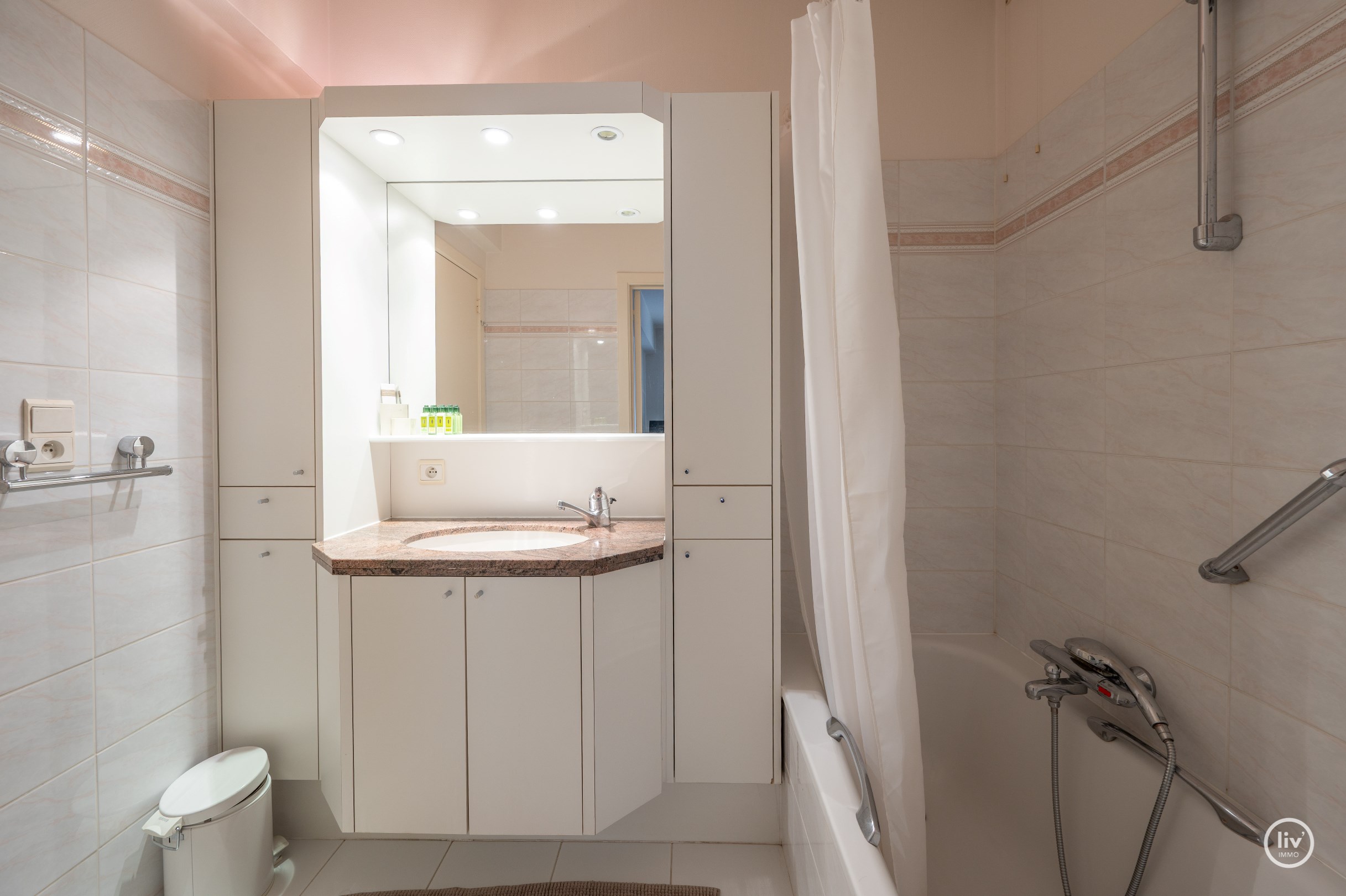 GEMEUBELD - Aangenaam appartement vlakbij het strand en het bruisende Rubensplein. 