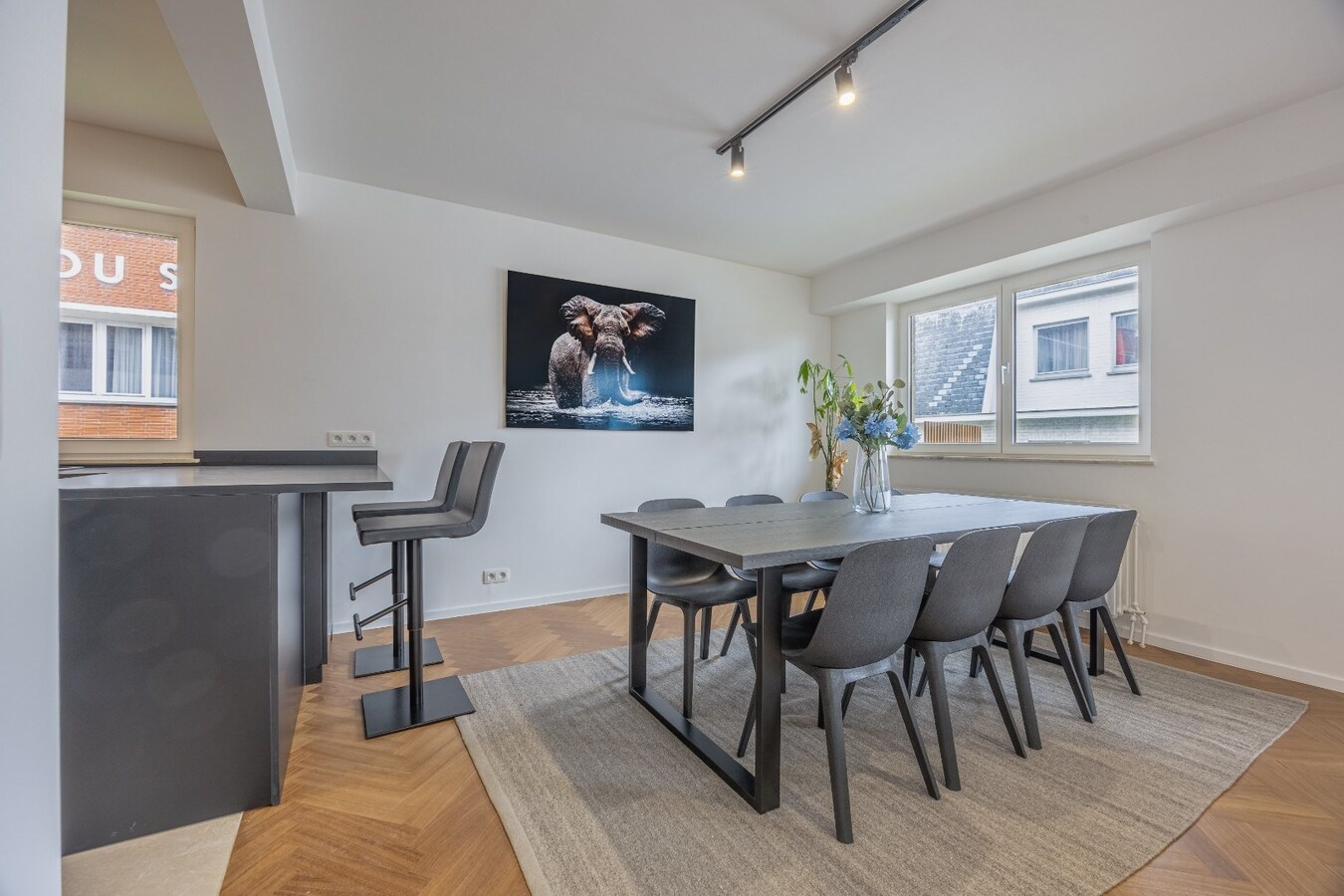 Stijlvol gerenoveerd hoekappartement met 3 slaapkamers op toplocatie te Duinbergen, vlakbij de Zeedijk. 