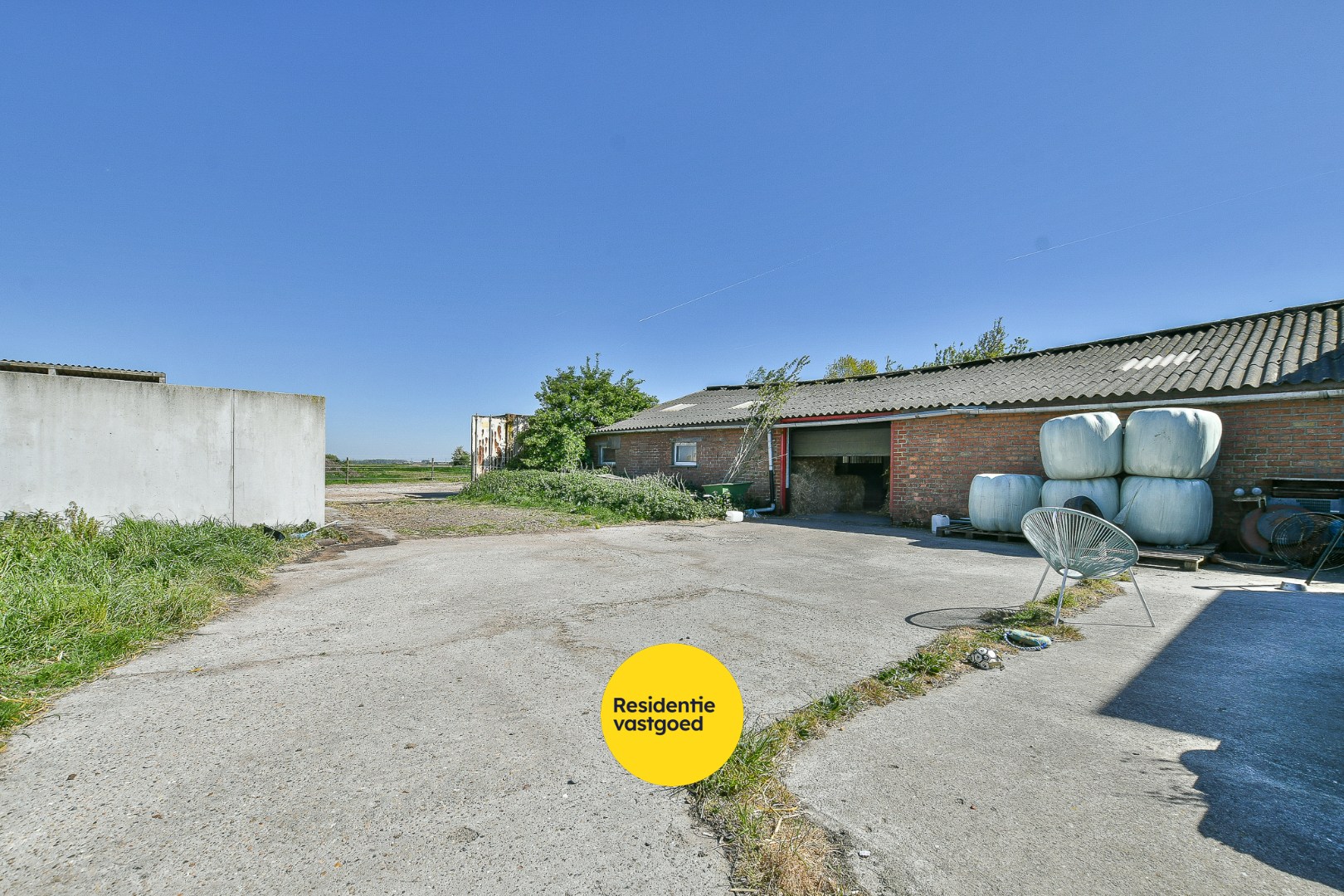 Authentieke hoeve met bouwland, stallen en bijgebouwen op unieke landelijke ligging tussen De Haan en Nieuwmunster 