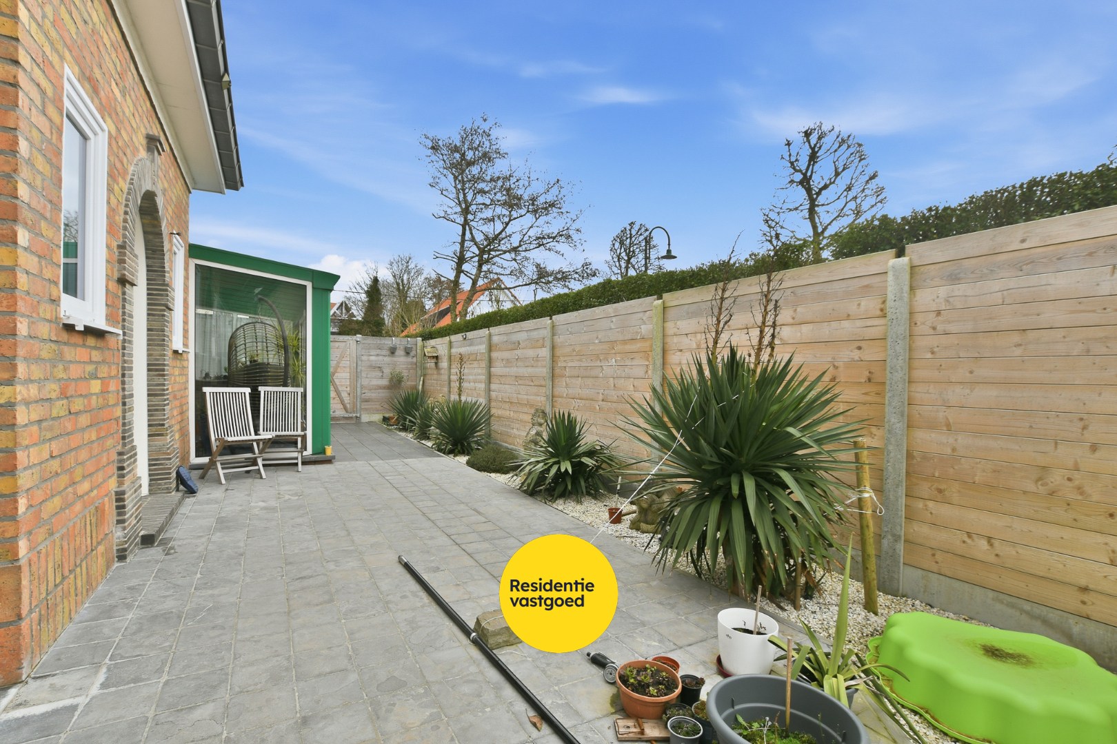 Instapklare en volledig gerenoveerde bungalow met 3 slaapkamers, tuin en garage vlak bij bos en centrum van De Haan 