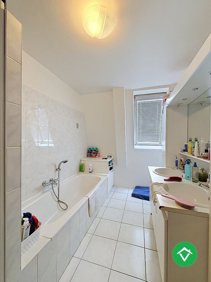 Instapklaar dakappartement met 4 slaapkamers, 2 terrassen en autostaanplaats te Roeselare (160m²) 