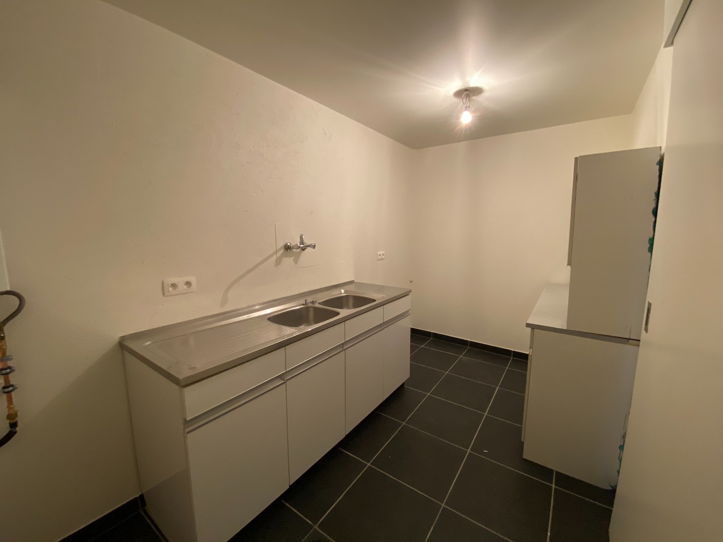 Charmante gerenoveerde halfopen woning met 2 slaapkamers, tuin en garage 