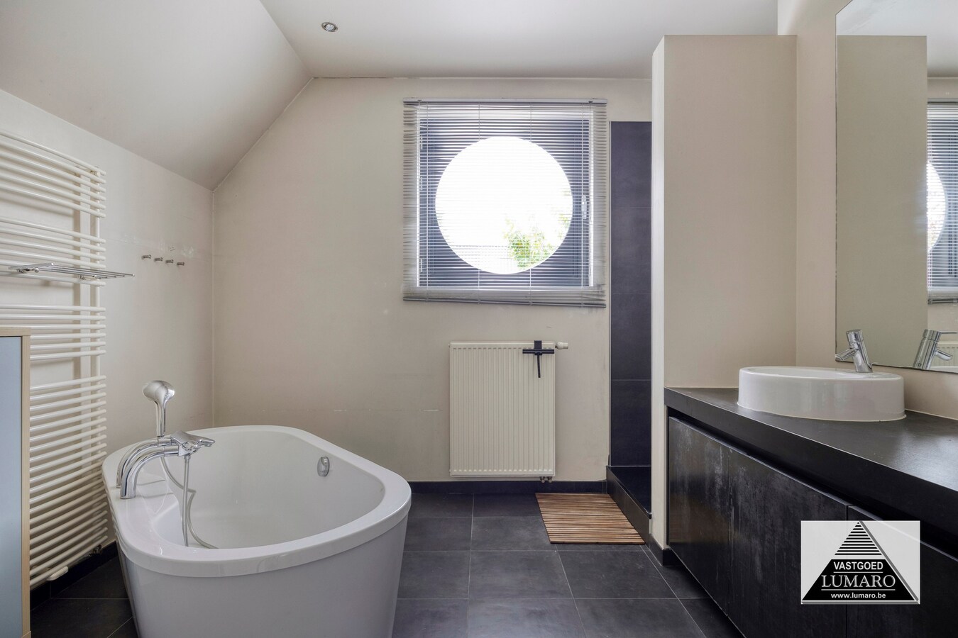 Villa onder moderne architectuur, residentiële bosomgeving. 3 slaapkamers, hobbyruimten 