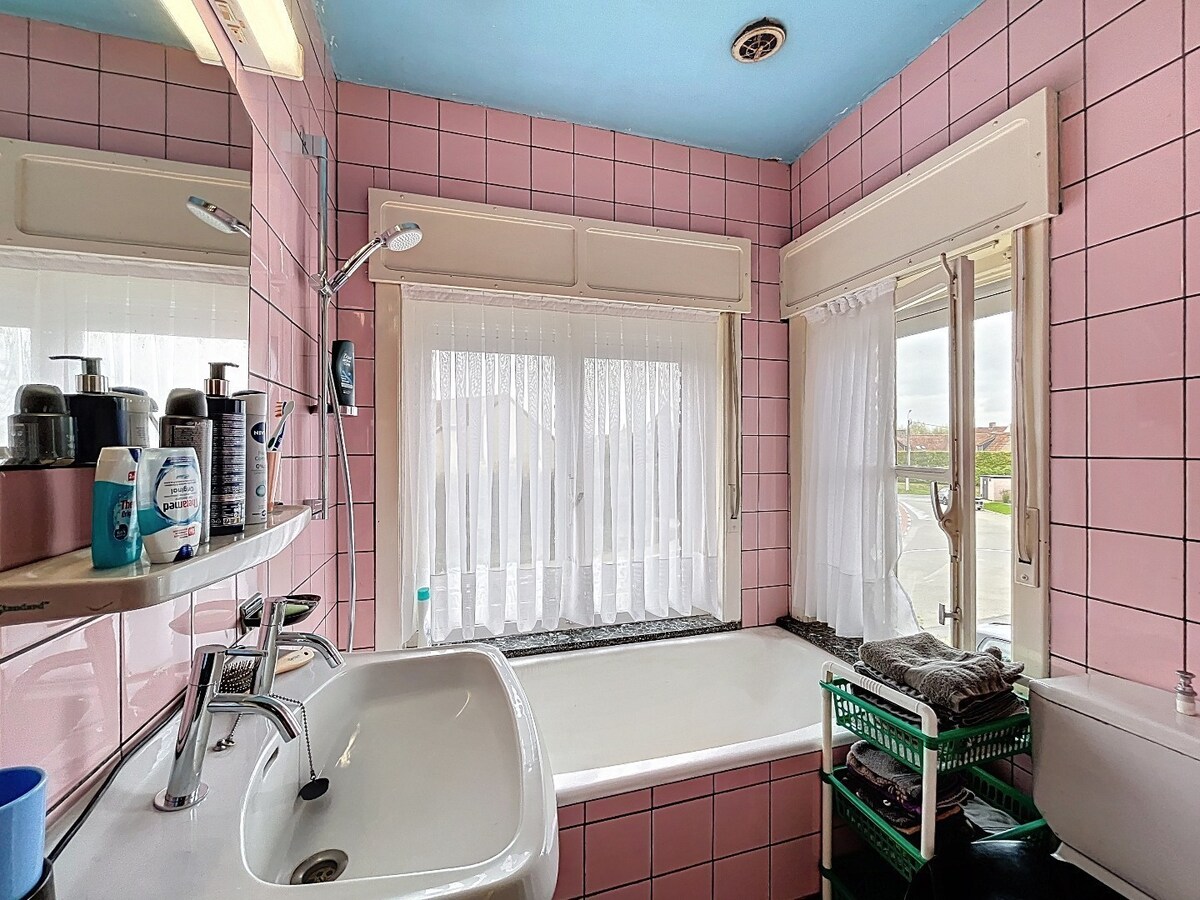 Ruime, solide jaren '50 woning met 2 garages te Nederzwalm 