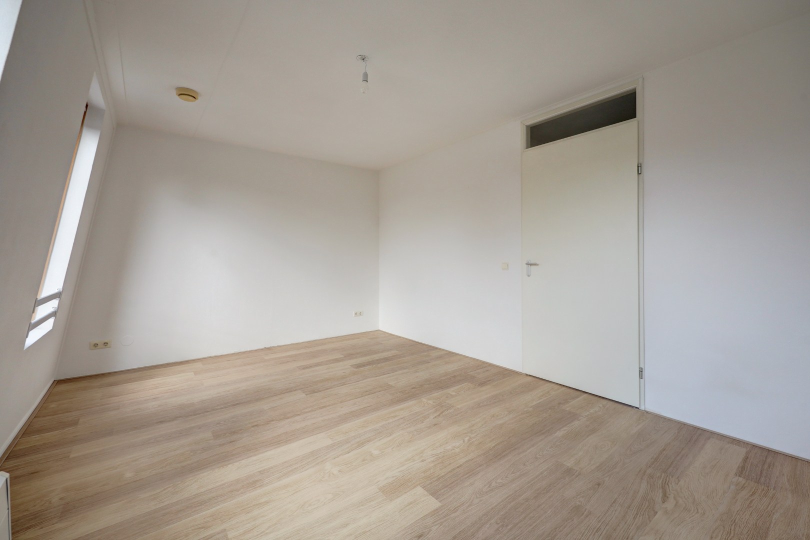 Energiezuinige (A-label) en instapklare 6-kamer tussenwoning met lichte woonkamer, moderne keuken, vijf slaapkamers, zonnige onderhoudsvriendelijke tuin met achterom en gelegen op eigen grond. 