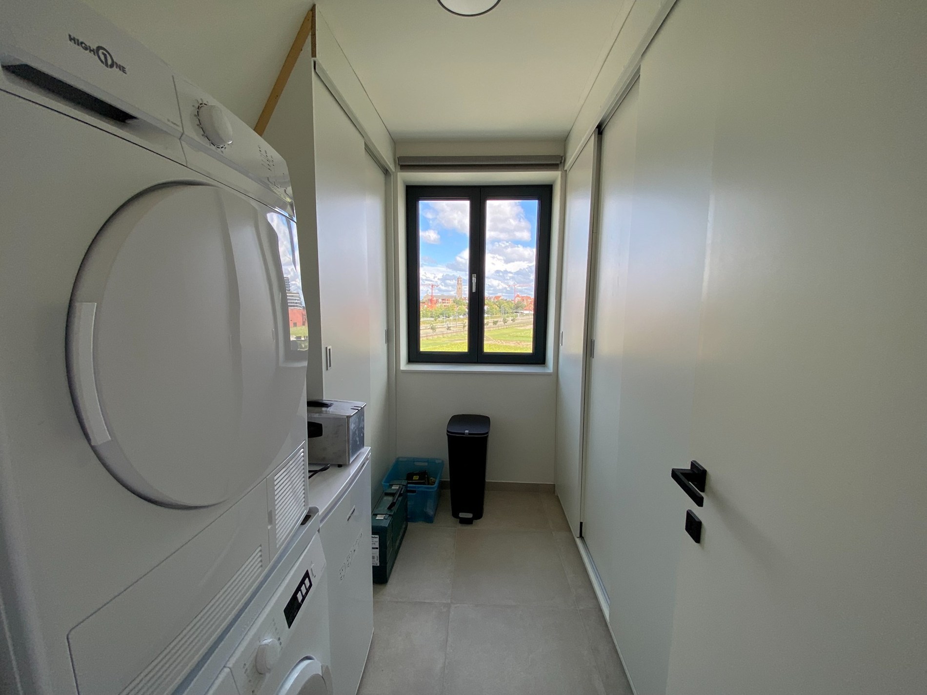 GEMEUBELD - Duplex appartement MET TWEE SLAAPKAMERS gelegen in DUINENWATER te Knokke-Heist. 