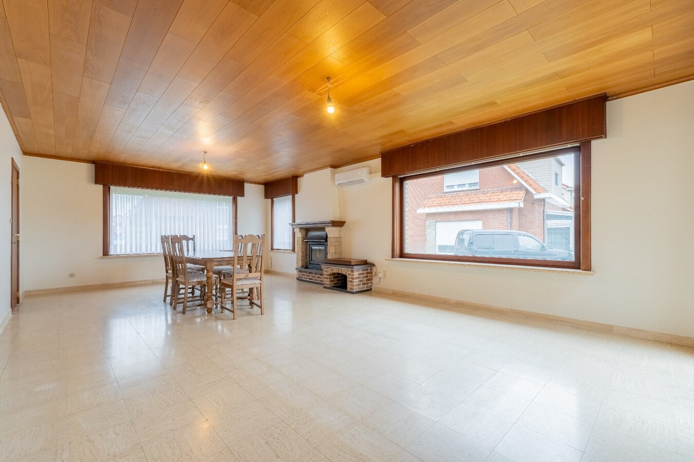 Uiterst ruime benedenwoning op groot perceel van 1666m² 