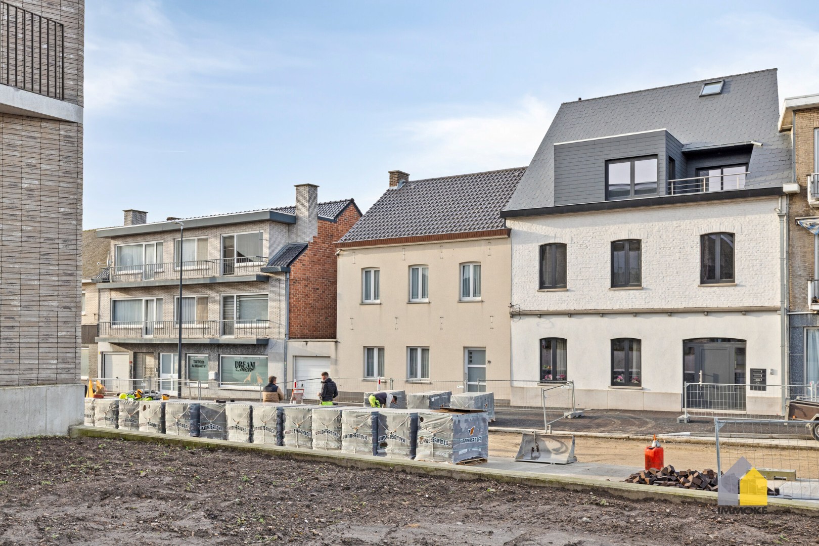 Te renoveren woning met 4 slpks, polyvalente ruimte en knusse tuin. 