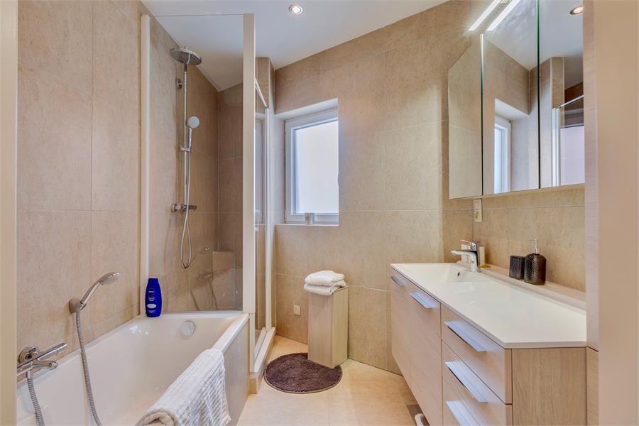 Volledig gerenoveerde woning op ideale locatie!! 