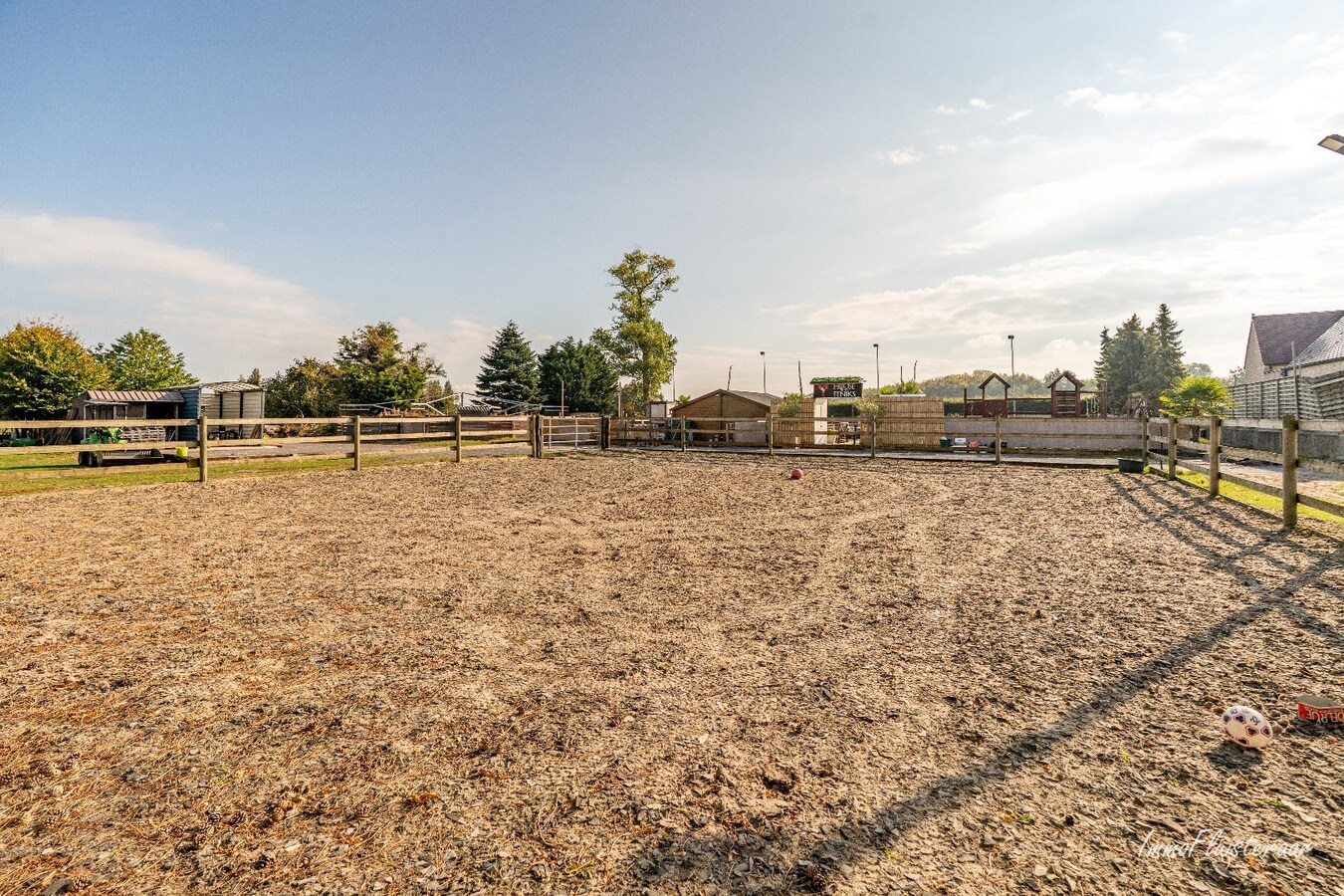 Charmante woning met stallen, buitenpiste en weide  op ca. 2 ha te OUDENBURG 