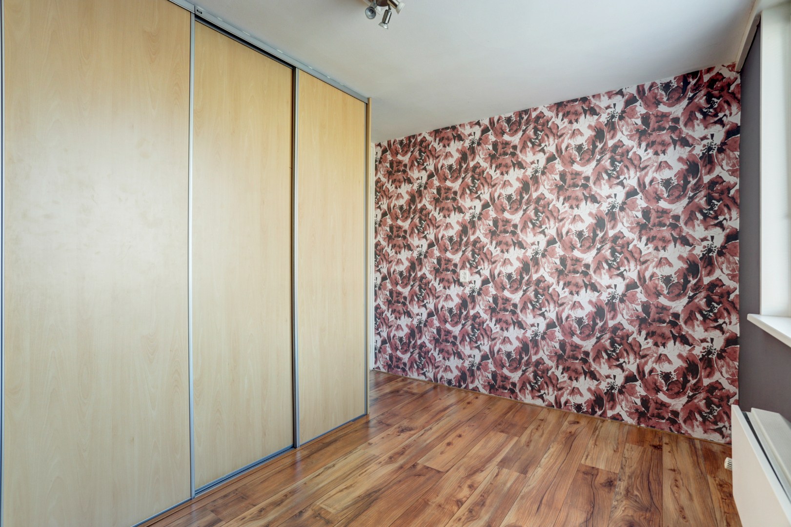 Ruime uitgebouwde 6-kamer hoekwoning met kunststofkozijnen, dakkapellen, grote tuin en eigen grond. 