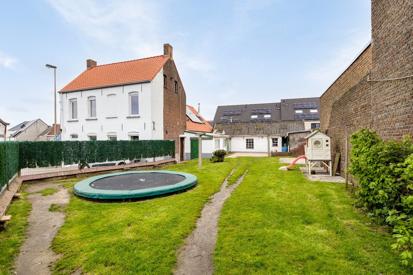 Instapklare ruime woning met praktijkruimte 