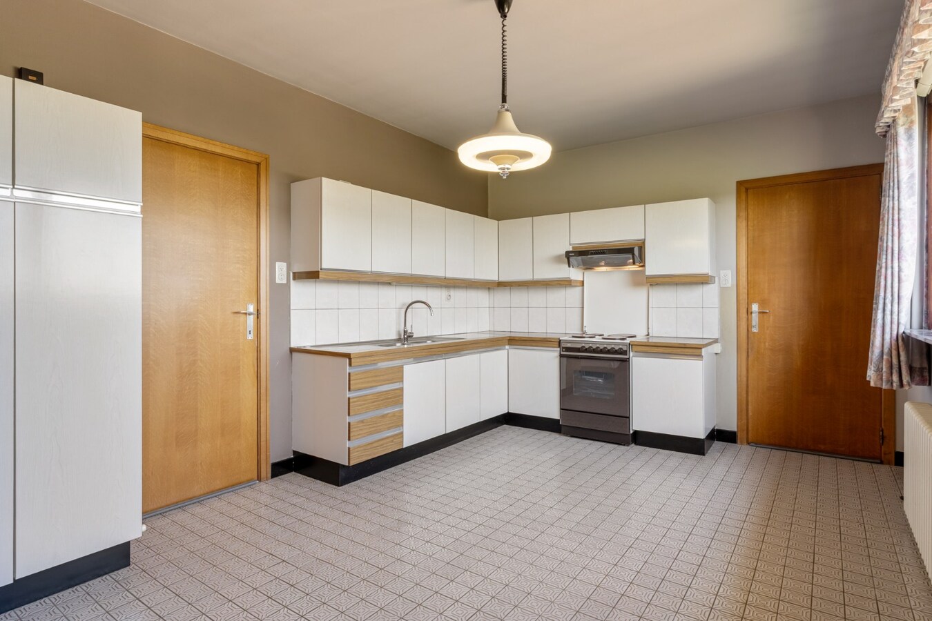 Gelijkvloerse gezinswoning op een ruim perceel van 9a51ca op een rustige locatie met uitzicht op achterliggende weilanden! 