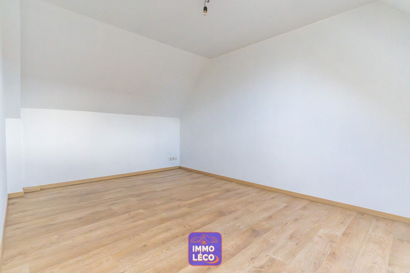 Appartement DUPLEX avec terrasse et parking privatif, au cœur du centre de Pecq ! 