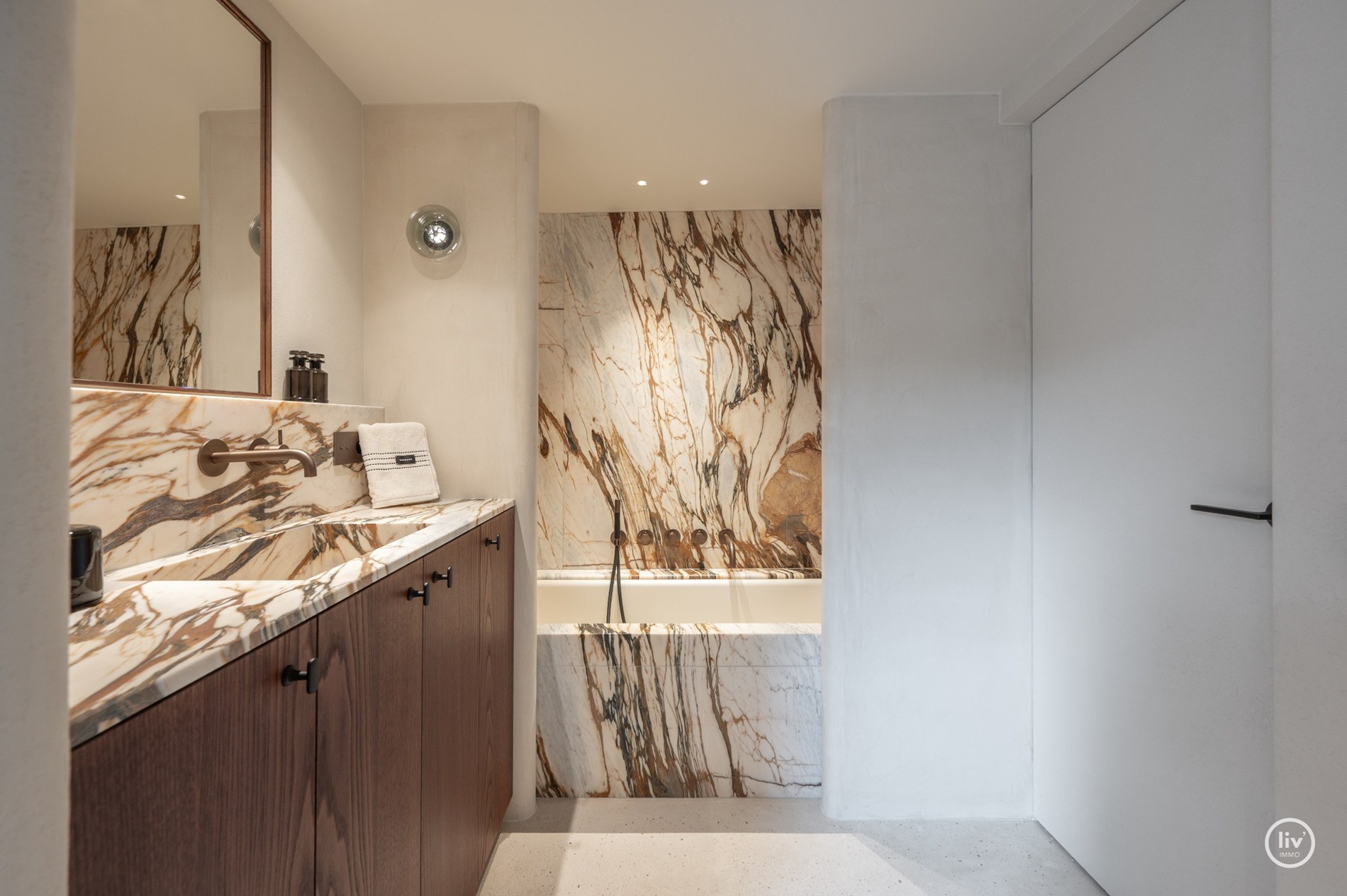 Volledig en subliem gerenoveerd zuid-west georiënteerd hoekappartement in een prestigieuze villaresidentie in het hart van het Zoute. 