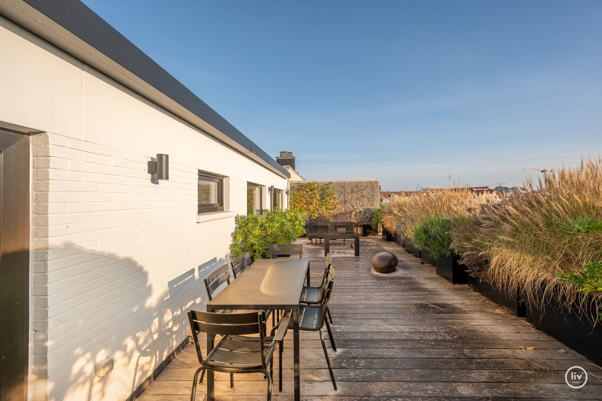 Voici la traduction en français :Appartement lumineux et également en penthouse, idéalement situé entre le Zoute et le centre commercial (possibilité d'acquérir une place de garage à proximité de l'ap 