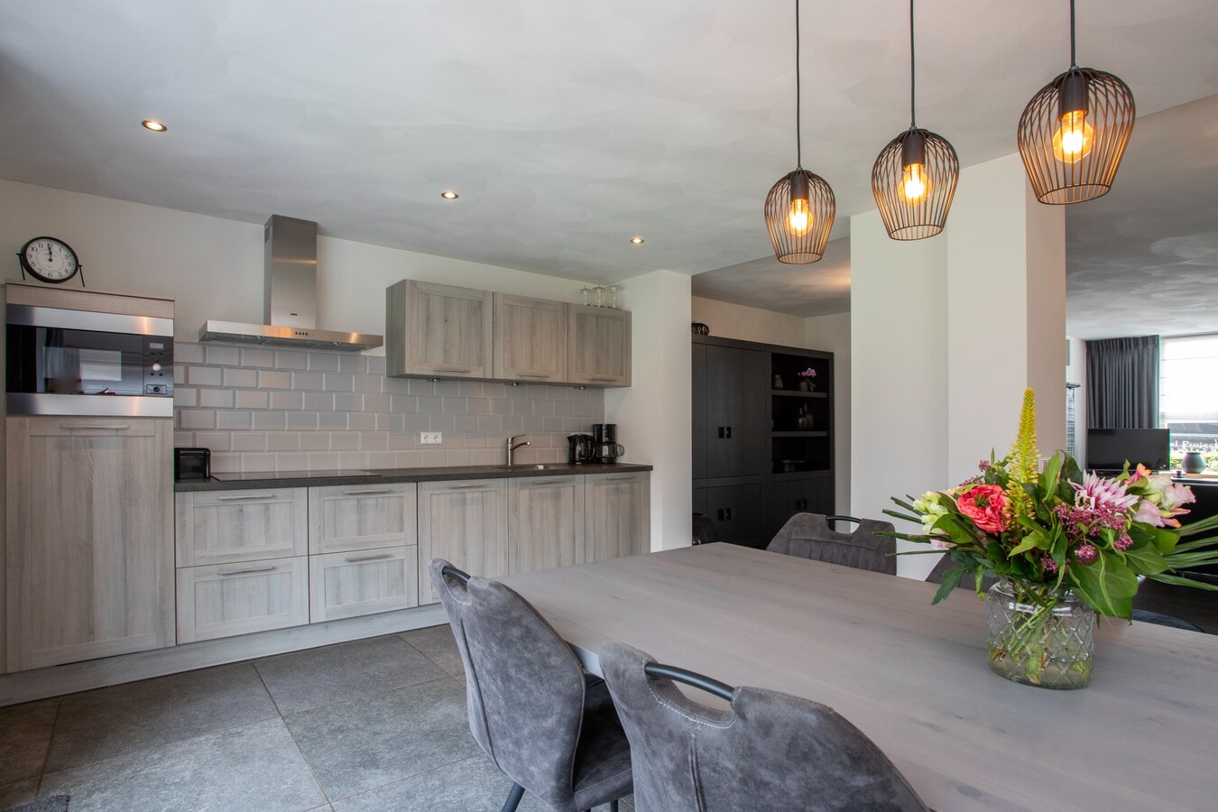 Royale gemoderniseerde gezinswoning met grote woonkamer, open keuken en vijf slaapkamers in hartje Middelbeers 