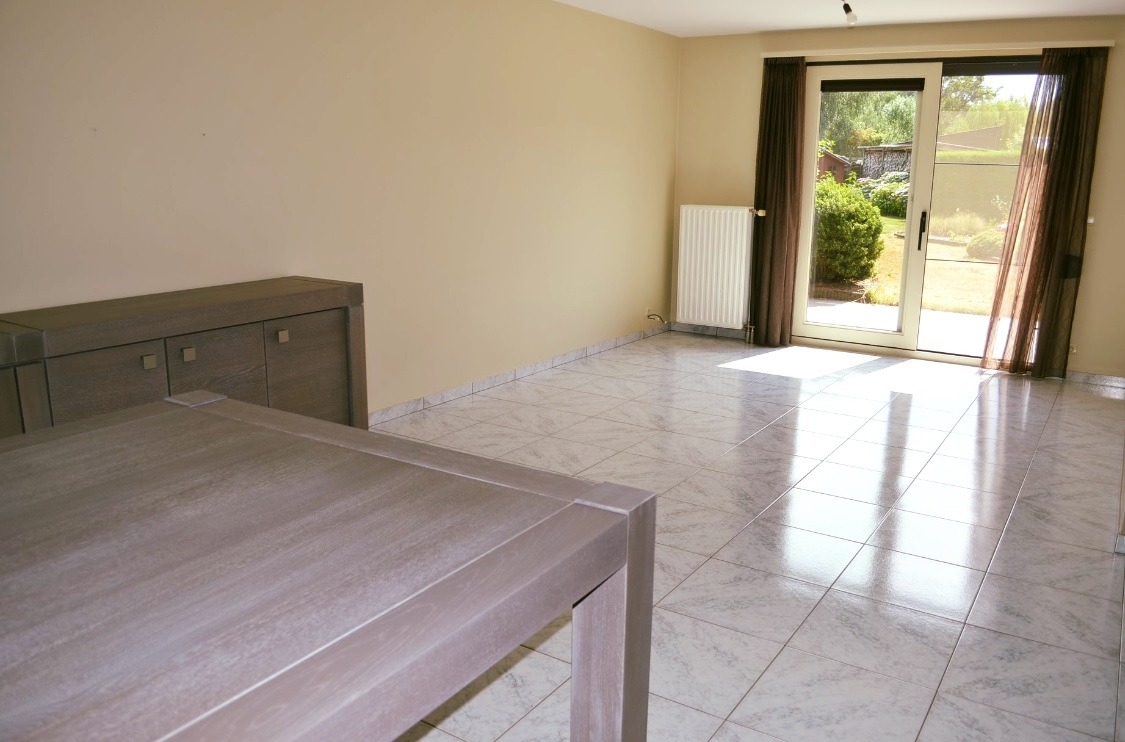 Halfopen bebouwing op 530m² met 3 slpks, garage, tuin en tuinhuis te Maldegem 