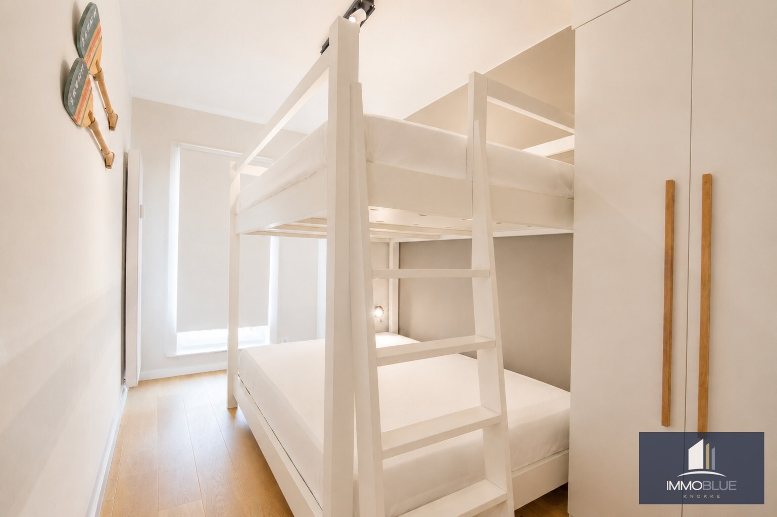 Appartement prêt à emménager avec deux chambres à coucher de belle superficie, idéalement situé au centre. 