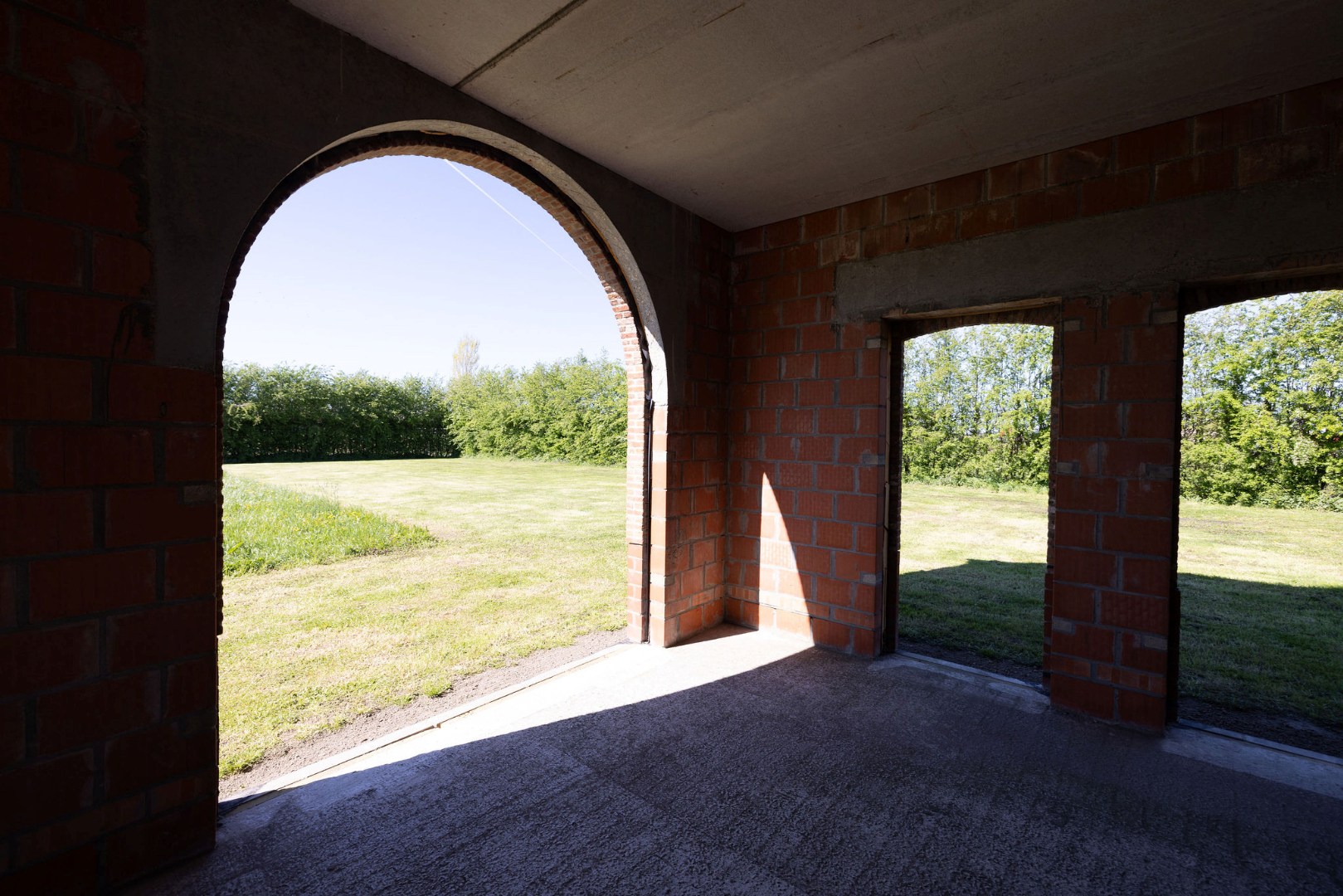 Landelijk gelegen ruwbouwhoeve met bijgebouwen op uitzonderlijk perceel van ca. 9.331 m² 