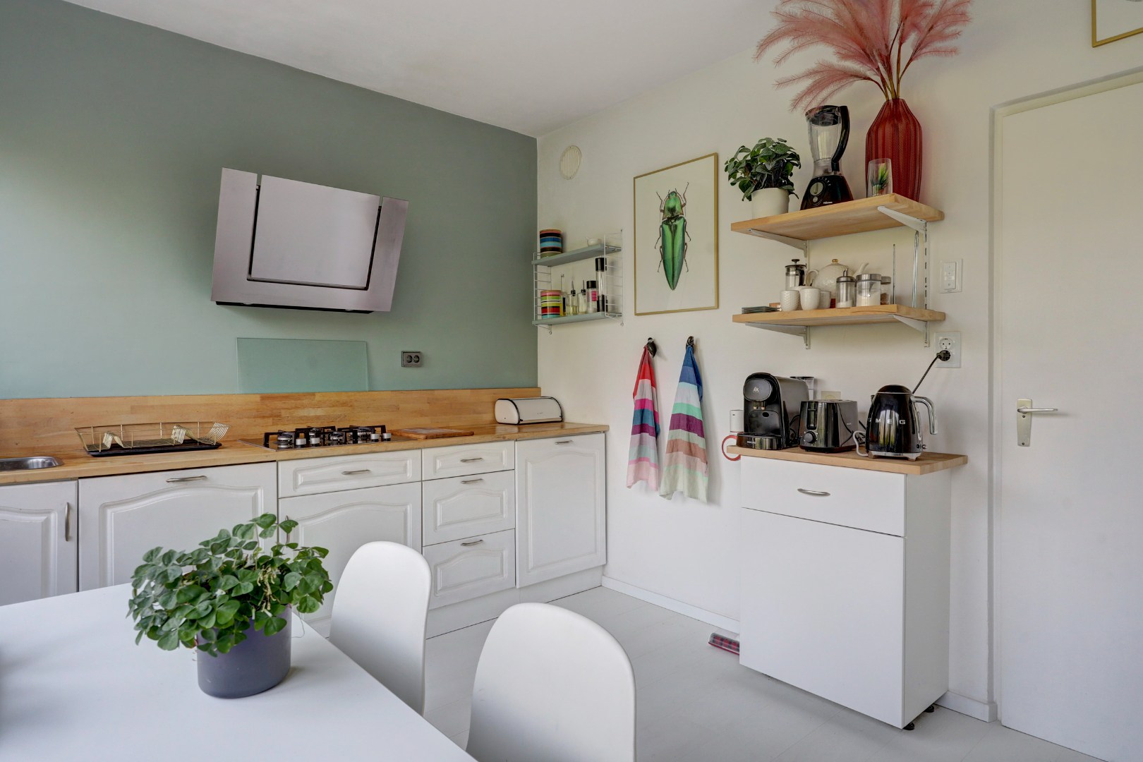 Woon-aanbieding 2 voor de prijs van één! Verrassend ruime 5-kamer woning, zonnige achtertuin, 2 keukens, 2 badkamers, parkeergelegenheid voor de deur.. 