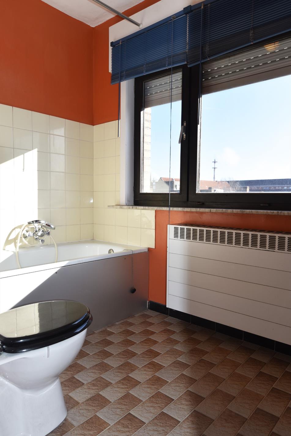 Op te frissen woning met 3 slpks, garage en tuin gelegen te Eeklo 