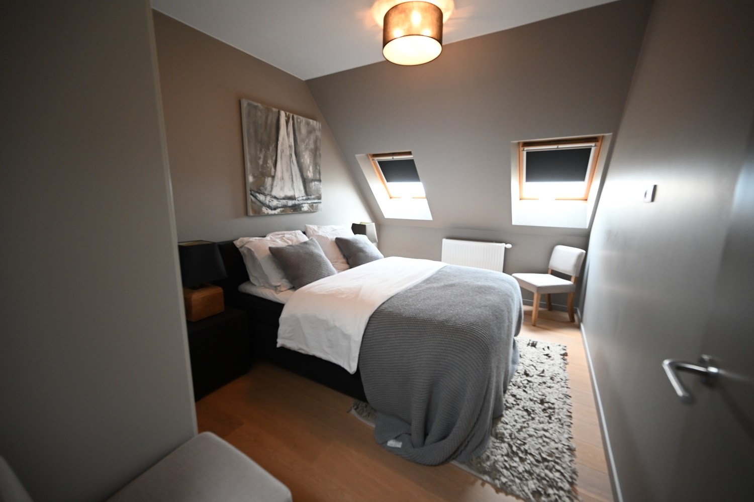 Ongemeubeld - Prachtig en UNIEK duplexappartement met 3 slpk. gelegen in het centrum van Knokke, met een facade van 10 meter en een open zicht op de Dumortierlaan. HUREN OP VENNOOTSCHAP MOGELIJK! 