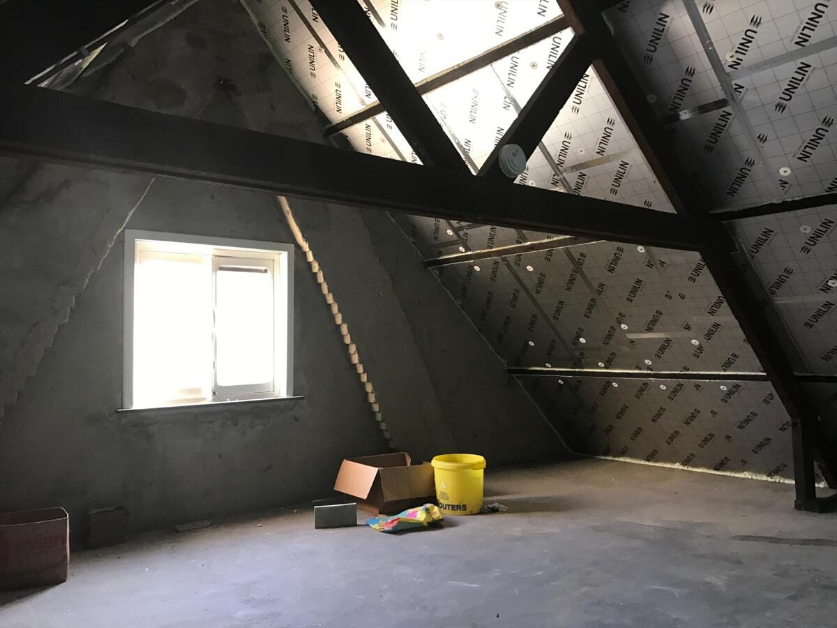 Volledig gerenoveerde, halfopen woning met garage 